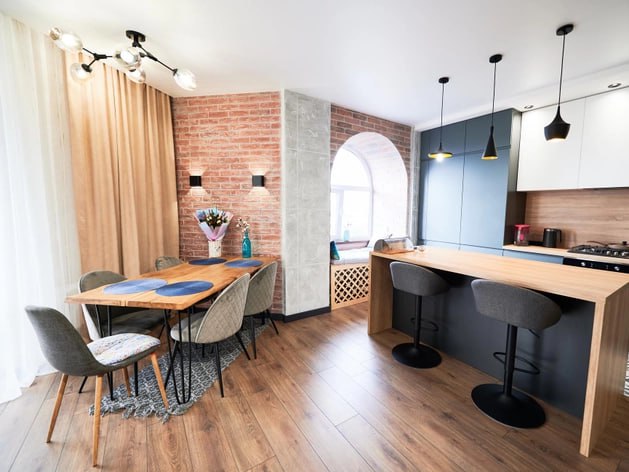 Нижний Новгород вошел в пятерку городов РФ с высокими требованиями по зарплате для ипотеки В 2026 г жителю Нижнего Новгорода нужно зарабатывать около 192 2 тыс руб в месяц чтобы получить ипотечный кредит на покупку двухкомнатной квартиры на вторичном рынке Город занял четвертое место среди мегаполисов РФ по величине показателя сообщается в исследовании РБК Недвижимости Ставка по кредиту составляет 20 5 срок 20 лет площадь квартиры 55 кв м В среднем по крупным городам России для одобрения такого займа необходимо получать зарплату 189 9 тыс руб Деловой квартал НН