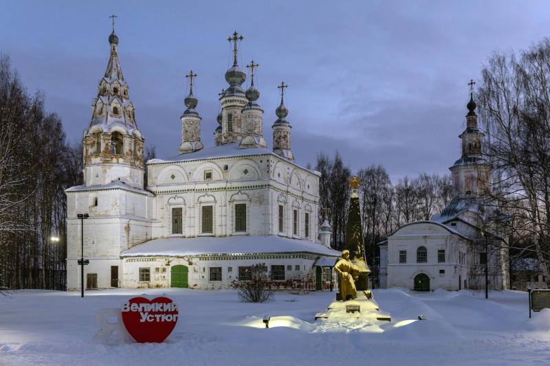 Из Ярославля и Вологды можно отправиться прямым поездом в Великий Устюг Скорый поезд Мороз экспресс Москва Великий Устюг будет отправляться из Ярославля 23 25 27 29 декабря 2 4 6 8 января в 15 55 из Вологды в 20 10 В Великий Устюг он прибудет на следующие сутки в 7 00 В обратном направлении рейсы назначены на 24 26 28 30 декабря 3 5 7 9 января отправлением из Великого Устюга в 21 00 прибытием в Вологду в 8 26 в Ярославль в 12 18 Можно приобрести экскурсионный туристский пакет или спланировать программу пребывания самостоятельно Билеты туда и обратно оформляются отдельно Маломобильные путешественники могут оформить заявки на сопровождение и оказание помощи на вокзалах по бесплатному федеральному номеру 8 800 775 00 00 на сайте и в мобильном приложении Продажи билетов на Мороз экспресс из Ярославля и Вологды открываются за 10 суток до отправления поезда