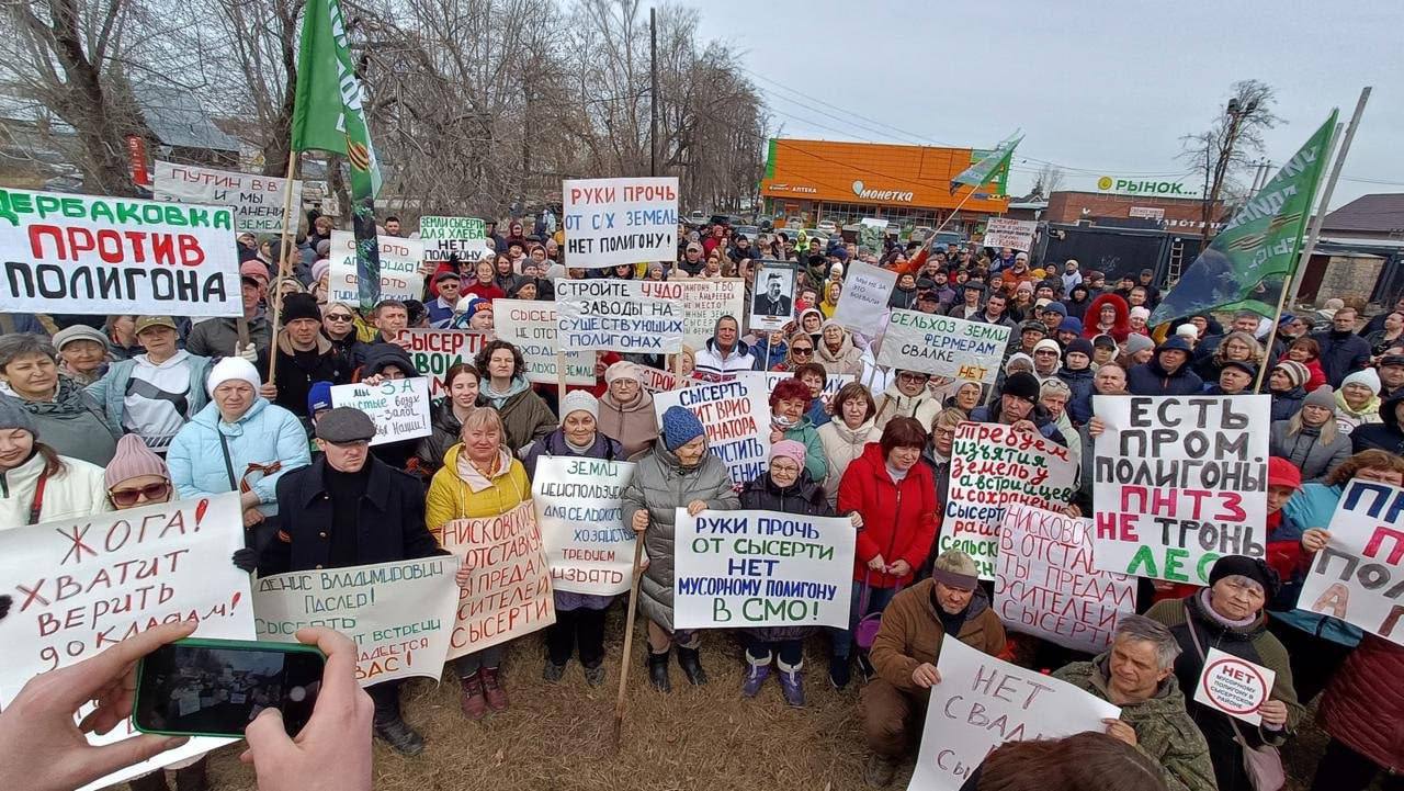 Власти передумали строить мусорную свалку в Сысерти, против которой протестовали жители Врио губернатора Свердловской области Денис Паслер на совещании в администрации Сысерти решил расторгнуть соглашение на строительство свалки. Власти планируют найти новое место для проекта. «Это не говорит о том, что проделанная работа неправильная. Никаких вопросов у меня к вам нет. Но в концессии было зашито немало моментов по финансированию и исполнению обязательств, по которым мы двигаться не можем. Например, на сегодняшний день, область еще и денег должна, за непредоставление земельного участка», — заявил Паслер. Жители Свердловской области регулярно проводили пикеты против строительства свалки. По их мнению, полигон принесет вред сельскохозяйственным землям района и навредит экологии. При этом ранее активистам отказали в референдуме. #сысерть Подписаться Помочь RusNews