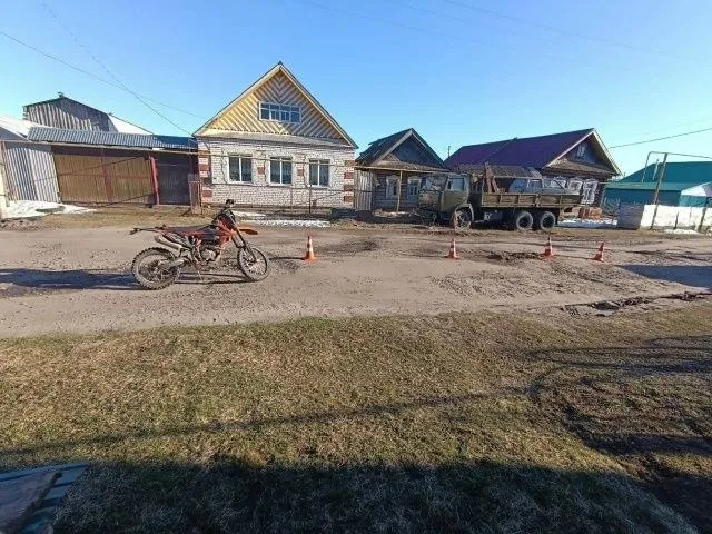 В 15 50 в Волжском районе у д 18 по ул Коротково д Коротково не имеющий права управления транспортом 34 летний водитель мотоцикла PWR Racing 250 как установлено предварительно в результате выбора небезопасной скорости не справился с управлением и совершил опрокидывание Мужчина с травмами помещен в больницу В отношении него составлены административные материалы за управление транспортом водителем не имеющим такого права и отсутствие страховки
