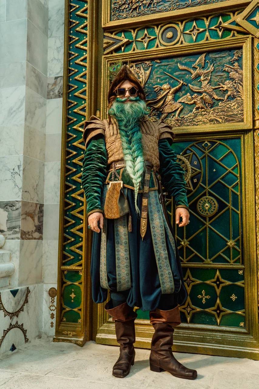 Яценко сыграет Лестара Андреева Фрегозу Роли Дин Гиора и Фараманта исполнят Никита Тарасов и Игорь Грабузов Все это в новом фильме Волшебник Изумрудного города Великий и Ужасный Картина выйдет в прокат 1 января 2027 года Сегодня состоялась премьера тизер трейлера а также создатели представили новые кадры со съемок Фонд кино поддерживает Напомню что Волшебник Изумрудного города Великий и Ужасный вторая часть трилогии по мотивам сказки Александра Волкова Режиссер Игорь Волошин Сейчас как раз выходит в прокат его Буратино где сам он сыграл одну из ролей Даже интересно появится ли он в новом Волшебнике в кадре Может быть в роли Гудвина Имя Великого и ужасного до сих пор не раскрывают Зато я посмотрела недавно фильм Злая Навсегда там такую историю вокруг Гудвина закрутили в духе турецких и индийских сериалов Но отвлеклась Катя Червова по прежнему Элли на месте Юрий Колокольников Железный Дровосек Евгений Чумак Страшила Артур Ваха Трусливый Лев Светлана Ходченкова Бастинда Дмитрий Чеботарев Урфин Джюс Яна Сексте Рамина Егор Корешков папа Элли Софья Лебедева мама Элли джек рассел терьер Уджер Тотошка с голосом Дениса Власенко Съемки проходили в Москве и Московской области а также в Казахстане Трейлер тут YouTube   youtu be T7jFhqsqBEo Rutube   rutube ru video d0606412161c47840898ae98fac47ad6 VK Видео   vkvideo ru video 23900316 456245429