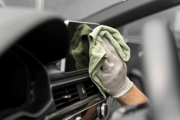 Российские женщины тратят больше мужчин на уход за своими авто рассказали РИА Новости в сервисе оплаты частями Долями Так средний женский чек на автотовары и услуги 20 7 тыс рублей когда платят частями а у мужчин 19 6 тыс рублей А при единовременной оплате 6 5 тыс и 5 тыс рублей соответственно Подписаться на РИА Новости экономика Все наши каналы