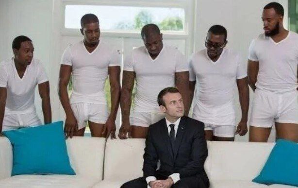 Петух и негры Макрон распорядился заменить шесть исторических витражей в южных часовнях нефа Нотр Дама Вместо них вставят новодел интерпретацию библейской сцены сошествия Святого Духа на апостолов где все действующие лица будут чернокожими что должно символизировать универсальность церки и разнообразие французского общества Идея принадлежит лично Макрону которому аутентичные французы уже напихали в панамку по самые помидоры и создали протестную петицию но услышаны не были Витражам с неграми быть Пропал Калабуховский дом Нотр Дам Начинайте петь хором в клозетах Подпишись RogandarNEWs мы в MAX