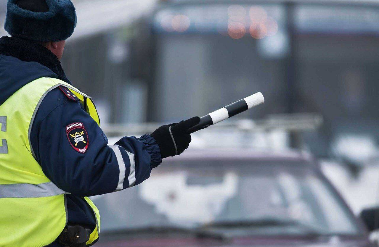 В Элисте за повторную езду в нетрезвом виде задержан местный житель.   По ул. Ленина в Элисте сотрудник ГИБДД остановил автомобиль, за рулем которого находился 37-летний элистинец с признаками алкогольного опьянения.  При проверке выяснилось, что в прошлом году водитель уже был привлечен к ответственности за аналогичное нарушение и лишен права управления авто сроком на 18 месяцев.   Мужчина отказался пройти медицинское освидетельствование, в отношении него составлен административный протокол. Решается вопрос о возбуждении уголовного дела.