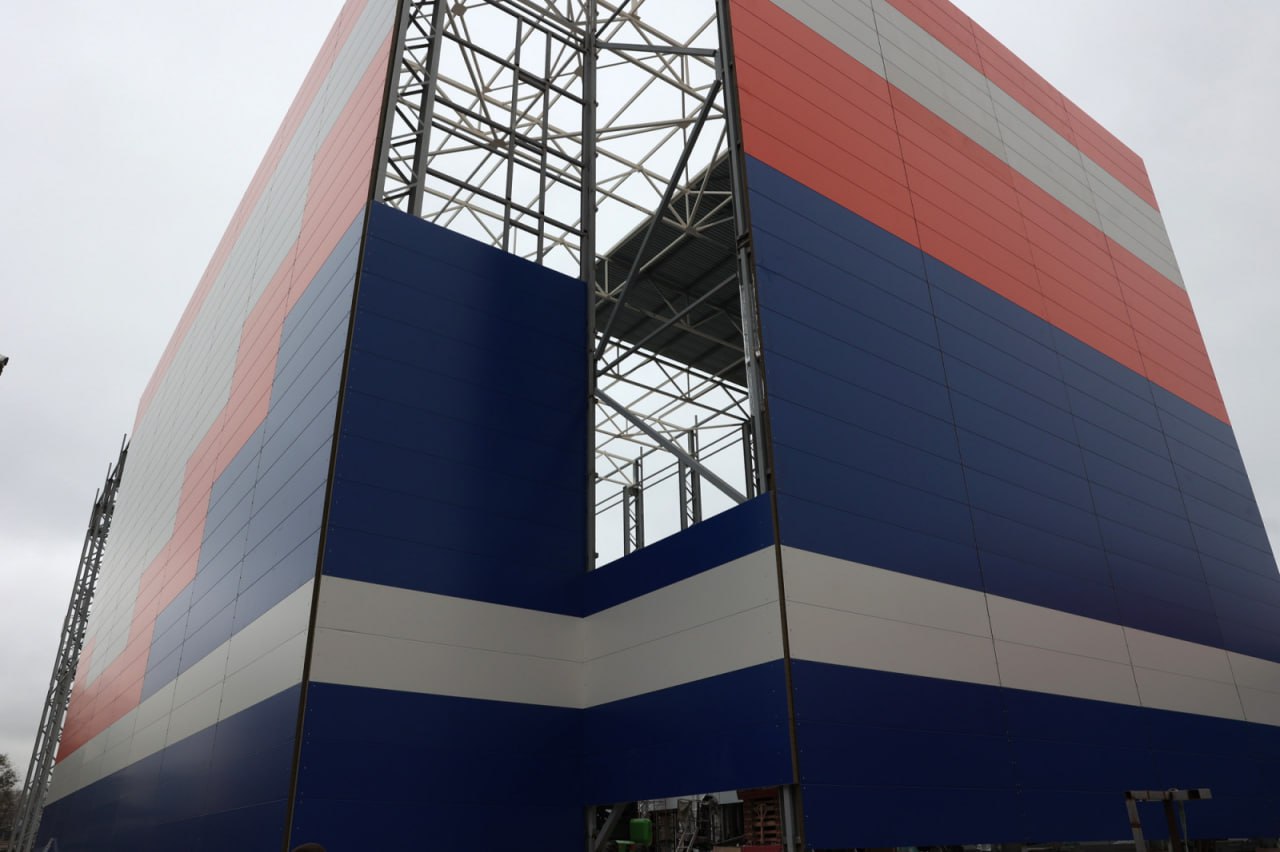 Крупнейший на юге России роботизированный логистический комплекс начали строить в донской столице На улице Луговой в Ростове на Дону полным ходом идет реализация масштабного инвестиционного проекта по созданию роботизированного склада Этот современный логистический центр призванный хранить и сортировать грузы планируется ввести в эксплуатацию к концу 2027 года Об этом сообщает пресс служба губернатора Ростовской области Ключевой особенностью склада станет полная автоматизация всех процессов исключающая участие человека Управление всей системой будет осуществляться с помощью отечественного программного обеспечения Погрузчик может быть любой немецкий китайский неважно А вот мозги должны быть наши российские И когда мы ставим технику под управление российского программного обеспечения с нашими наработками с нашими патентами мы чувствуем себя в достаточной безопасности вне зависимости от того есть ли наши зарубежные партнёры на нашем рынке или их нет подчеркнул гендиректор компании Виктор Халын Правительство Ростовской области в мессенджере МАХ max ru RostovRegion Южная служба новостей