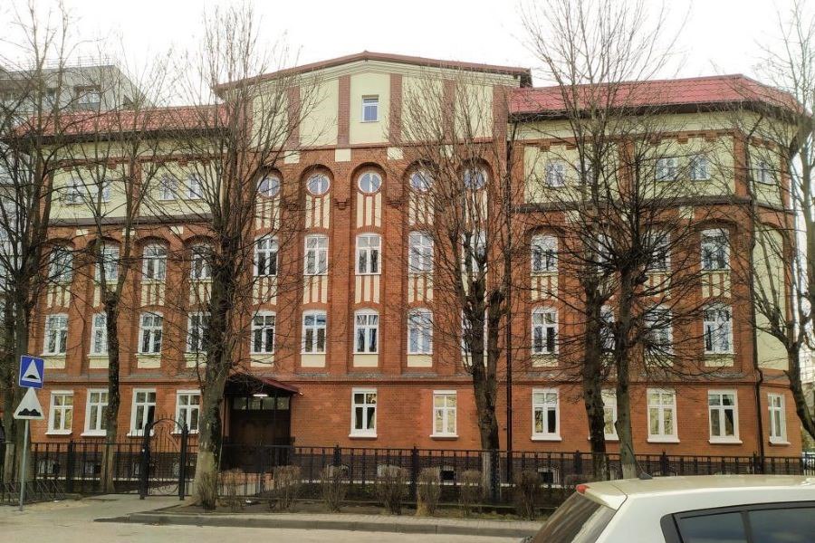 Детской школе искусств им. Чайковского выделили средства на капремонт Калининградской детской школе искусств имени Чайковского, являющейся объектом культурного наследия местного значения и расположенной на ул. Эпроновской, выделили средства на продолжение капремонта. Согласно порталу Госзакупок, 5,7 млн рублей учреждение должно потратить на второй этап ремонта внутренних помещений и на сети электроснабжения. Капремонт здания, о плачевном состоянии которого «Новый Калининград» писал ещё в 2015 году, стартовал после прокурорской проверки и суда ещё в 2018 году. На тот момент город готов был потратить 6,3 млн рублей на фундамент и фасады исторического объекта.