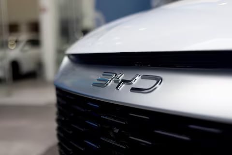 Квартальная прибыль BYD впервые за 3 5 года снизилась из за ценовой конкуренции BYD Чистая прибыль крупнейшего в мире производителя электромобилей во втором квартале составила 6 4 млрд юаней 894 74 млн долларов США о чём компания сообщила в пятницу Это на 29 9 меньше чем годом ранее после роста на 100 4 в первом квартале Выручка за три месяца до 30 июня выросла на 14 и составила 200 9 млрд юаней Прибыль за первое полугодие выросла на 13 8 а выручка на 23 3 Компания BYD поставила перед собой цель продать 5 5 миллиона автомобилей по всему миру в этом году но за первые семь месяцев года было продано 2 49 миллиона что составляет 45 от поставленной цели jkinvest news jkinvesti