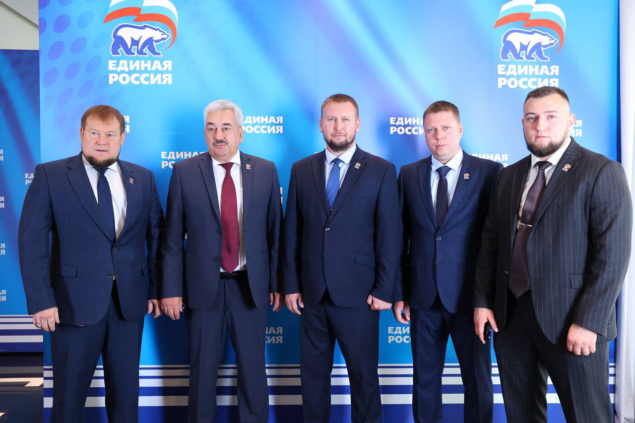 По итогам Года первичек «Единая Россия» установила систему поощрений первичных отделений, создала федеральный и региональные советы и возобновила конкурс первичных отделений. В текущем году активно прорабатываются предложения муниципальных депутатов. Изменения в работе коснулись института сторонников «Единой России» у партии более 900 тысяч сторонников – прим. ред. и «Молодой Гвардии». Владимир Якушев отдельно подчеркнул, что численность членов партии составляет 2,6 миллиона. На заседании обсудили выполнение нового раздела народной программы – по поддержке участников СВО. Его координирует Герой РФ, участник программы «Время Героев» Владимир Сайбель. По инициативе «Единой России» принято 130 законов о поддержке бойцов. Партия реализует проекты по психологической и социокультурной реабилитации военнослужащих, помогает им в трудоустройстве и организации собственного бизнеса, создает условия для занятий спортом. Помимо этого, партия поддерживает бойцов, которые решили идти в политику. Дмитрий Медведев подчеркнул, что в новой программе «Единой России» должен быть раздел по поддержке участников СВО и их семей.