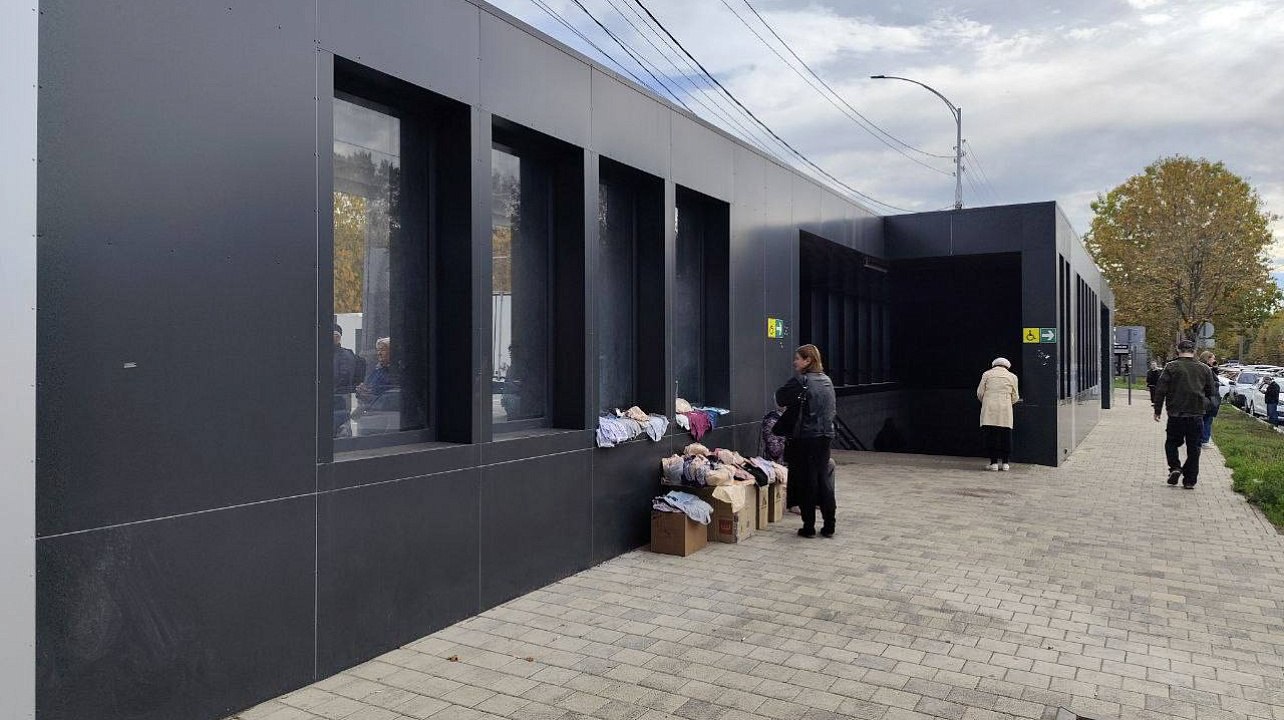 В Краснодаре с начала года на незаконных торговцев выписали порядка 3 3 млн руб штрафов Рейды по уличной торговле усилили в городе по поручению главы Такую задачу Евгений Наумов поставил руководителям внутригородских округов во время аппаратного совещания В результате за две недели было составлено 67 протоколов за незаконную торговлю А всего с начала года около 800 Специалисты мониторят наиболее популярные места нелегальной торговли это магистральные улицы большие остановки общественного транспорта подземные переходы территории возле рынков Также проходят совместные рейды с сотрудниками полиции Во время целевых рейдов изымают алкогольные напитки в так называемых наливайках убирают самовольно установленные аттракционы и торговые объекты написал Евгений Наумов Закон предусматривает штраф для нарушителей в размере от 4 до 5 тысяч рублей на должностных лиц от 10 до 20 тысяч рублей на юридических лиц от 30 до 50 тысяч рублей Телеграм ВК MAX