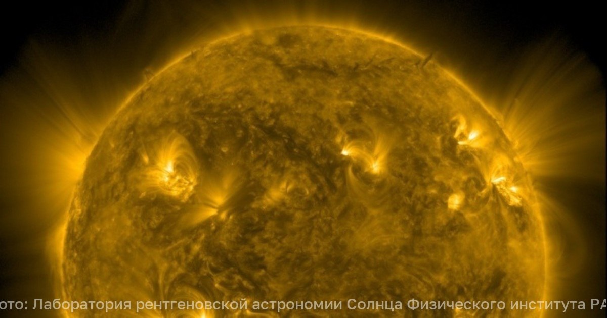 На Земле началась сильная магнитная буря Слабая магнитная буря начавшаяся на Земле вечером в понедельник к утру вторника разогналась до 7 5 балла Об этом предупредили специалисты Лаборатории рентгеновской астрономии Солнца Физического института РАН В настоящее время сила космической непогоды достигла отметки 3 3G при этом максимальным считается уровень магнитного возмущения равный 5 Событие зафиксировано на фоне общего ухудшения геомагнитной обстановки в связи с ростом солнечной активности и изменениями характеристик солнечного ветра отметили учёные