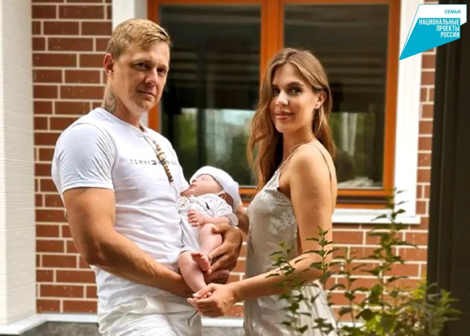 Более 2 200 семей получили единовременную денежную выплату на первенца в Хабаровском крае Президент РФ заявил что страна делает и будет делать всё чтобы поддержать молодые семьи Рождение ребенка часть жизни наша миссия которую не стоит откладывать подчеркнул Владимир Путин   Помимо выплат при рождении первого ребенка в рамках регионального проекта Поддержка семьи входящего в президентский нацпроект Семья предоставляются и другие меры поддержки Совсем недавно я стала мамой и очень рада что государство оказывает помощь Спасибо Владимиру Путину за нее поделилась хабаровчанка Ольга Мирсанова Поддержка семей осуществляется по поручению Главы государства при координации вице премьера Юрия Трутнева  Напомним губернатором Хабаровского края Дмитрием Демешиным поставлена задача о корректировке региональной программы по повышению рождаемости до 2030 года Нацпроекты27 ХАБАРОВСКИЙ КРАЙ в МАХ