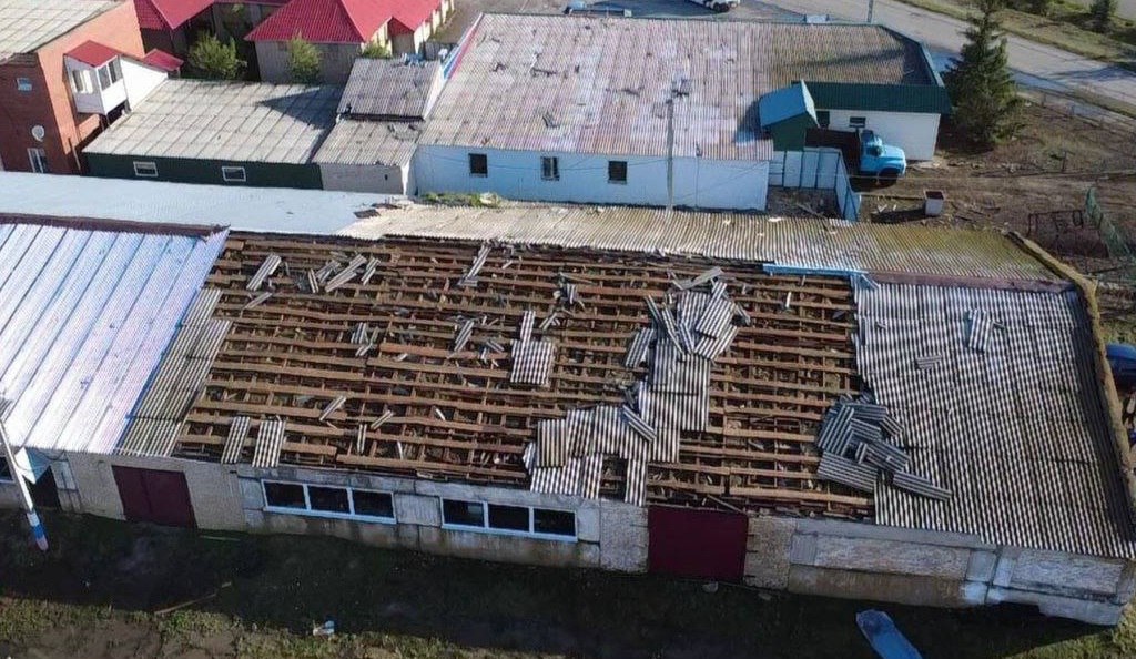 Вчера ураган снес крыши нескольких зданий в Хворостянском районе Так стихия повредила местный техникум школьный спортзал четыре многоквартирных и пять частных домов Ликвидация последствий урагана продолжается наводим порядок В центре внимания ремонт зданий учебных заведений и жилых домов Вопрос капиталоемкий район в одиночку не справится Людей в беде не бросаем Окажем помощь в самое ближайшее время написал губернатор Вячеслав Федорищев в своем Телеграм канале Фото прокуратура Самарской области ℹ samaragisnews
