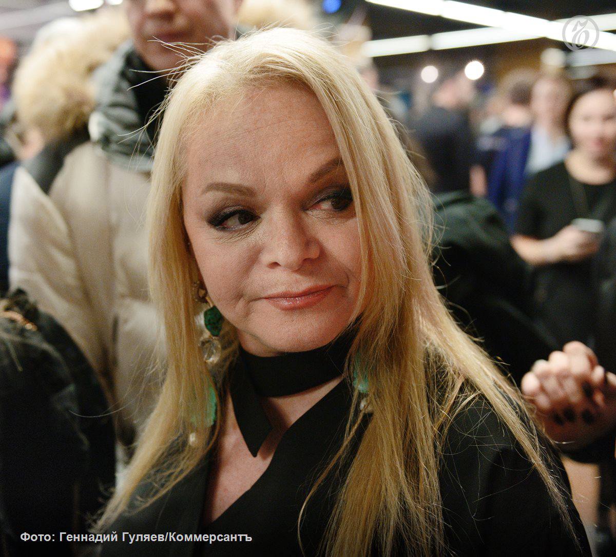 Певица Лариса Долина переехала на съемную квартиру так как у нее нет средств на покупку собственного жилья Об этом артистка рассказала журналистам Мы сейчас берем в аренду квартиру пока в аренду Когда сможем собственно жилье приобрести пока неизвестно Но аренду мы берем на длительный срок Возможно я когда нибудь заработаю деньги и эту квартиру выкуплю сказала она В 2024 году артистка продала Полине Лурье свою квартиру в Хамовниках за 112 млн руб Позже певица заявила что заключила сделку под влиянием мошенников Суды аннулировали сделку не вернув при этом деньги госпоже Лурье Однако в конце 2025 года суд признал ее собственницей жилья В январе Полина Лурье получила ключи от квартиры Подписывайтесь на Ъ в Telegram в MAX Оставляйте бусты