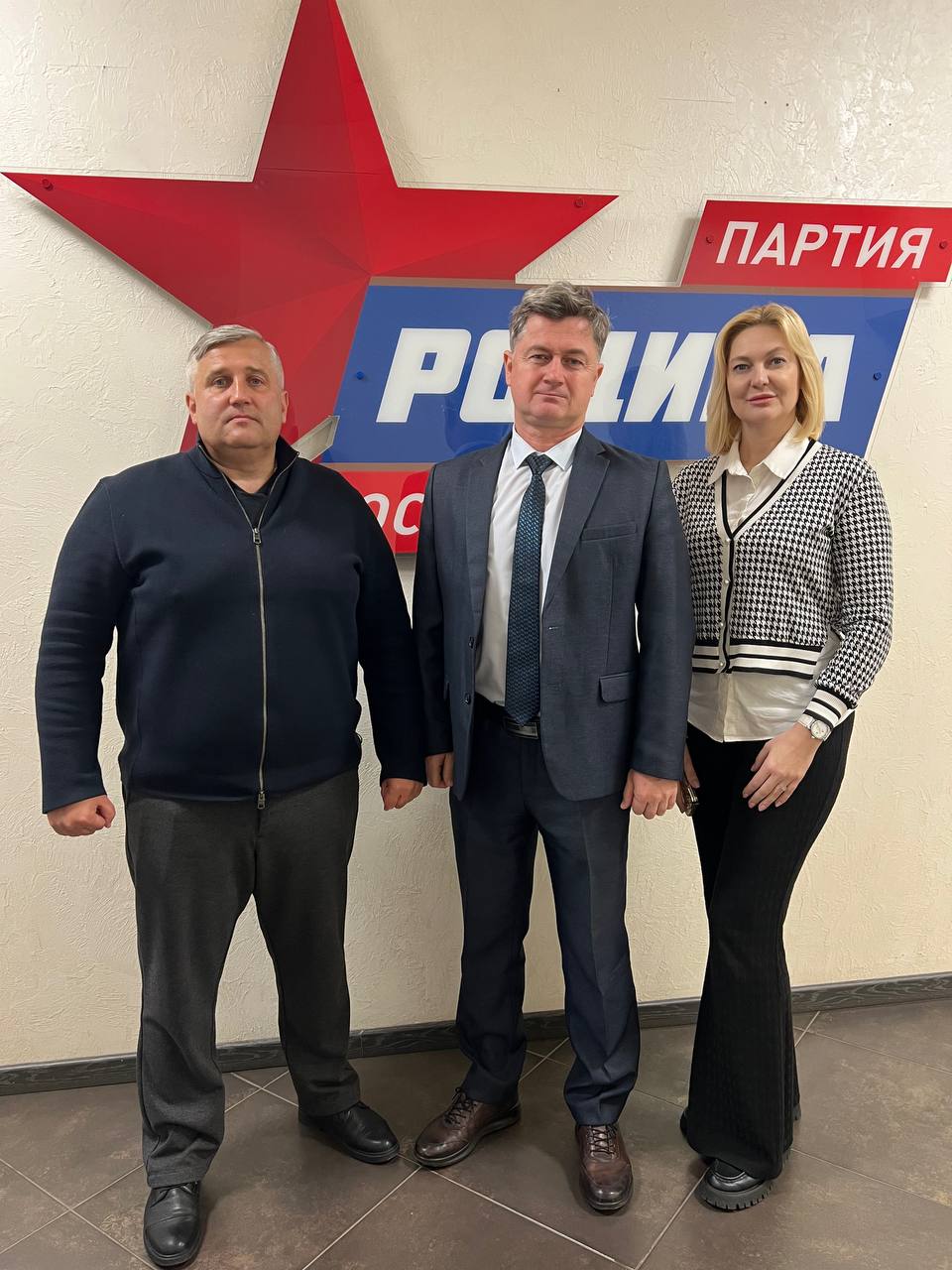 Сегодня в центральном офисе ПАРТИИ РОДИНА состоялась рабочая встреча члена Бюро Президиума Алексея Рылеева и руководителя Управления регионального развития Ольги Мишиной с Председателем Совета по демографии Алексеем Якушевым В центре внимания участников встречи была разработка комплексной партийной программы направленной на преодоление демографических вызовов стоящих перед страной В ходе конструктивного диалога были определены ключевые направления будущей программы Стороны подчеркнули необходимость не только традиционных мер поддержки рождаемости и семьи но и применения современных прорывных решений Особый акцент был сделан на создании эффективных механизмов помощи многодетным семьям улучшении жилищных условий молодых родителей и формировании в обществе ценностей крепкой многопоколенной семьи Для нас принципиально важно чтобы предлагаемые меры были не просто концепциями а имели четкий план реализации и финансирования Демография это вопрос национальной безопасности и подходить к нему нужно с позиции стратегического планирования заявил член Бюро Президиума Алексей Рылеев Важной темой обсуждения стало предстоящее участие экспертов РОДИНЫ в парламентских слушаниях в Государственной Думе РФ на тему Демографические вызовы и искусственный интеллект Участники встречи договорились о подготовке ряда инициатив которые будут представлены на слушаниях Современные технологии открывают новые возможности для анализа и решения демографических проблем Мы должны активно использовать инструменты ИИ для повышения эффективности нашей социальной и демографической политики Наши предложения будут содержать конкретные дорожные карты по интеграции передовых IT решений в эту сферу отметил Председатель Совета по демографии Алексей Якушев