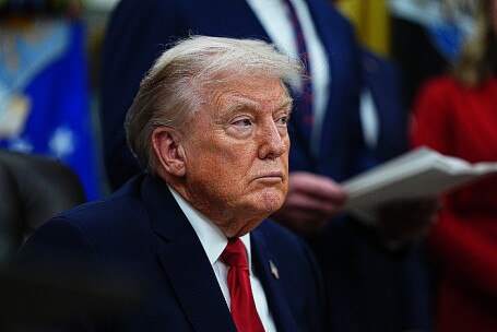 Лидеры европейских стран на рабочем ужине в Брюсселе подготовили план противодействия Дональду Трампу пишет The New York Times Главный вопрос встречи что должно сделать сообщество чтобы противостоять быстрому ухудшению отношений с США Дискуссия продолжалась до раннего утра отмечает издание Разработанный план предполагает что Европа будет спокойно реагировать на будущие провокации американского президента Также лидеры ЕС намерены угрожать Вашингтону ответными пошлинами и работать за кулисами над снижением военной и экономической зависимости Европы от Штатов Фото EPA ТАСС Подписывайтесь на BFM И в MAX