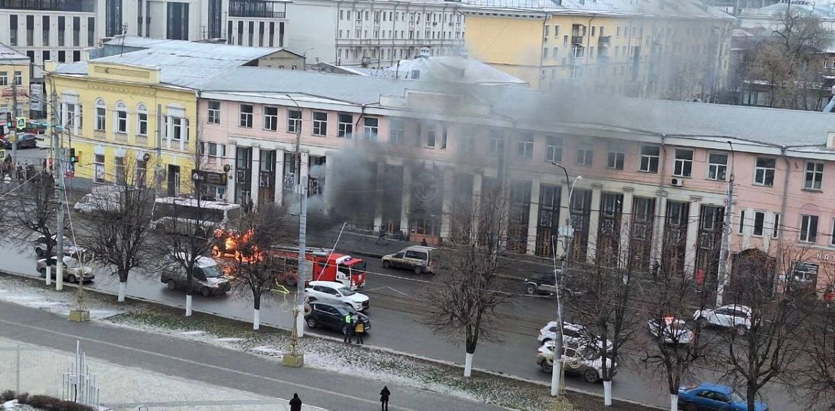 В Туле на улице Советской горит "буханка"     В центре Тулы горит «буханка». Кадры с места происшествия сделал наш корреспондент. Причина возгорания пока неизвестна.  ↗  Прислать новость   Подписаться