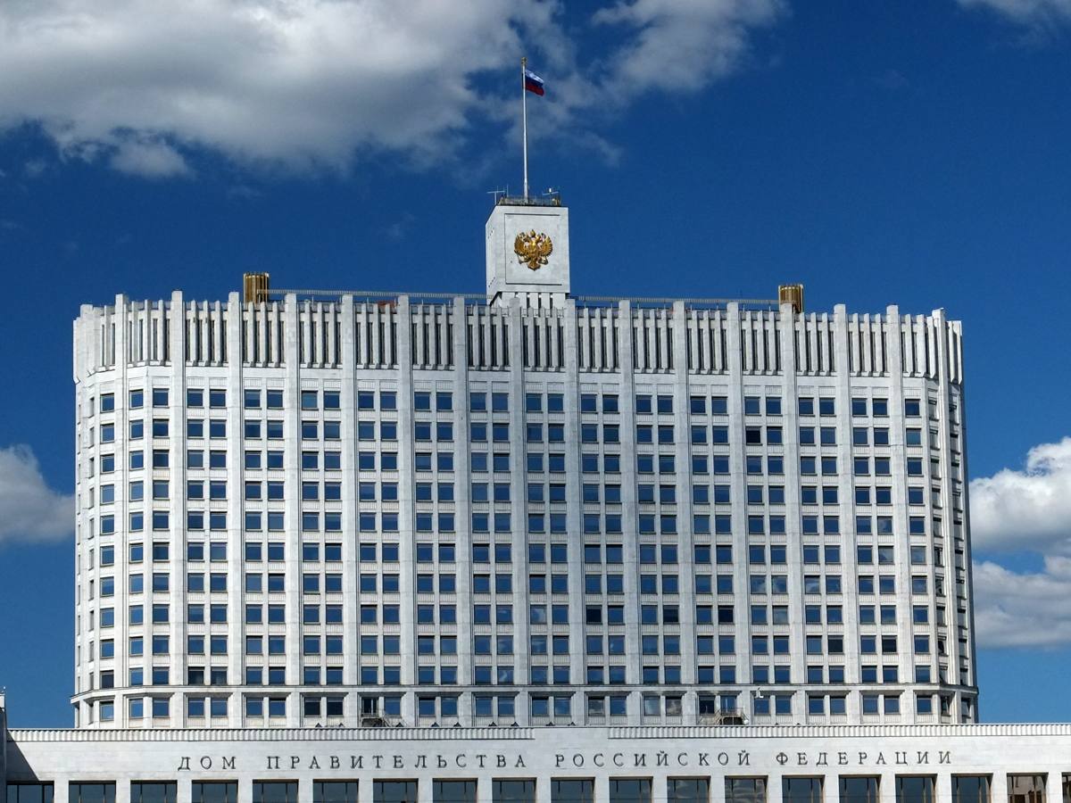 Правительство РФ начало объединение разрозненных информационных систем в единую платформу госуправления. Соответствующее постановление подписал премьер-министр Михаил Мишустин.    Новый подход опробуют внутри госаппарата, объединив системы документооборота, подготовки нормативных актов и хранения документов в единое пространство.    Внутриведомственный и межведомственный документооборот станут частью единой системы госуправления - «Единого информационного пространства государственного управления»  ЕИП .   В него войдут:     ГИС «Нормотворчество»;   СЭД аппарата правительства;   «Центр хранения электронных документов»  ЦХЭД ;    облачное решение для электронного документооборота;   подсистема для обмена документами с пометкой «Для служебного пользования».     По словам главы Аппарата Правительства Дмитрия Григоренко, создание единой платформы госуправления повысит эффективность разработки и согласования актов, сделает процессы прозрачными и ускорит их.  «До этого момента информационные системы для электронного документооборота, подготовки нормативных актов и их хранения развивались разрозненно. Каждая из них функционировала по своим технологическим и методологическим принципам. Нашей задачей было объединить их в единое информационное пространство, чтобы системы функционировали как единый механизм. За счёт этого мы убираем барьеры в документообороте. Больше не нужно вручную переносить данные из одной системы в другую – вся информация подтягивается автоматически. Таким образом, процесс подготовки и согласования нормативных актов становится замкнутым и бесшовным, а значит – более быстрым и прозрачным», – отметил Григоренко.    Оператором единого информационного пространства назначается Минцифры.