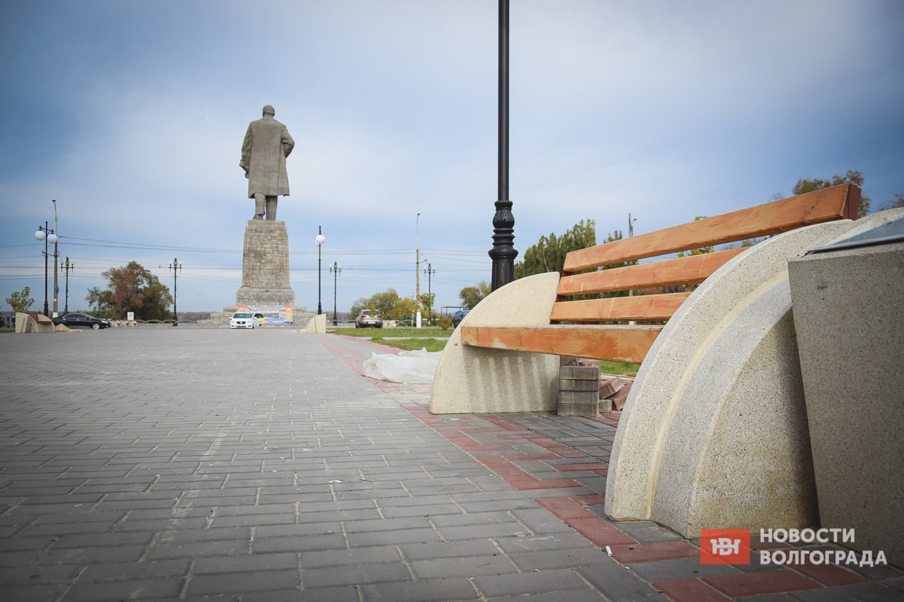 Жители юга Волгограда пожаловались на вонь  Жители Красноармейского района сетуют на неприятный аромат, который появился накануне вечером, около 20:00. Особенно отчетливо он чувствовался в районе “Старой Сарепты”, бульвара Энгельса, у школы №63, окрестностях улицы Пролетарской и больницы №22.  — Сильный неприятный запах — похоже на тухлятину или сероводород, — описывают запах горожане.  Источник неприятного запаха жители района затруднились назвать. По их словам, неприятный запах также чувствуется и от воды из-под крана, но это, вероятнее всего, связано с цветением водорослей в Волге.  А вы чувствовали вчера вонь в воздухе? Да -   / Нет -             Подписаться