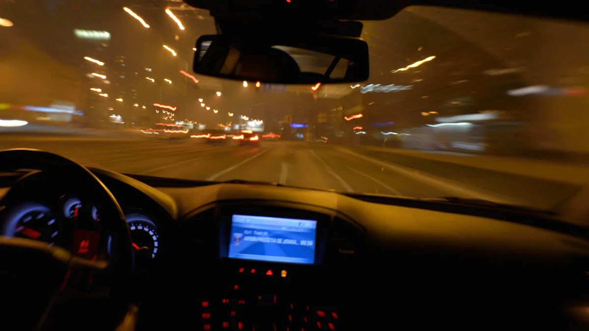 В России появятся эталонные требования для автомобильных маршрутов По итогам уникального автопробега Москва Самара разработают стандарты качества для всех туристических маршрутов РФ Беспрецедентное путешествие в котором помимо профессиональных автопутешественников поучаствуют блогеры чиновники и бизнесмены стартует 15 сентября из Москвы а финиширует в Самаре через Чувашию Татарстан Нижегородскую Ульяновскую и Владимирскую области В ближайшем будущем автотуристы составят около половины всех путешествующих по России Новые стандарты сделают их поездки комфортнее и безопаснее ЦСР уже разработал соответствующий логотип движущийся автомобиль с элементами национального туристического бренда