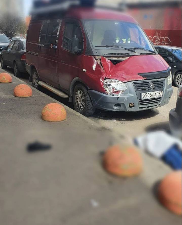Влюбленная пара выпала с пятого этажа на Лесном проспекте. Все произошло вечером 12 июня во дворе дома № 59/4 по Лесному проспекту. 46-летняя женщина умерла в больнице, её сожитель, 41-летний мужчина, ещё жив, находится в реанимации. Оба проживали в указанном доме. Места СПб Новости СПб