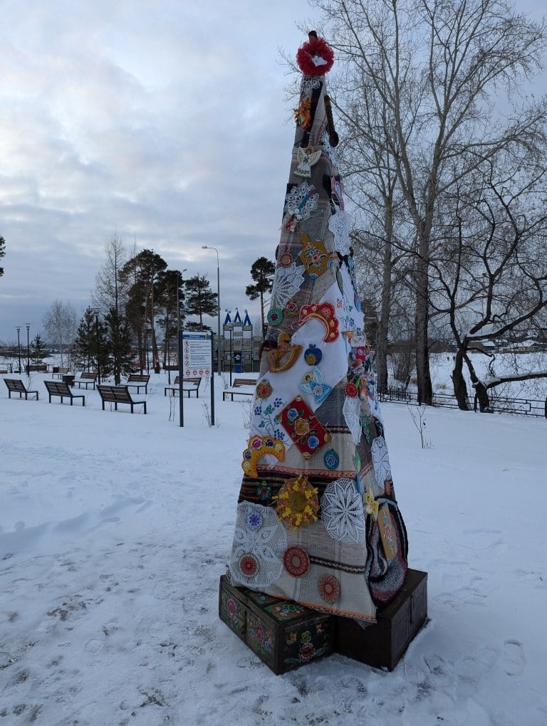 В России стартовало голосование за лучшую ёлку страны. В финал всероссийского конкурса прошли 58 участников-регионов, в их числе Свердловская область. От региона в завершающий этап состязания вышла «Ёлка из сундука» из муниципального округа Горноуральский  С 25 декабря организаторы проводили отбор новогодних ёлок. Важно, чтобы дерево было украшено изделиями местных мастеров и отражало локальную идентичность. Ёлка из села Петрокаменского стала воссозданием его промысла. В XIX веке здесь изготавливали неокованные сундуки.  Голосование за новогоднюю красавицу в официальной группе программы «Формирование комфортной городской среды» в соцсети «ВКонтакте» продлится до 11 января. По его итогам десяти лидирующим участникам вручат ценные призы.    Петрокаменский центр культуры   Подписаться на «ОГ» Прислать новость Поддержать канал