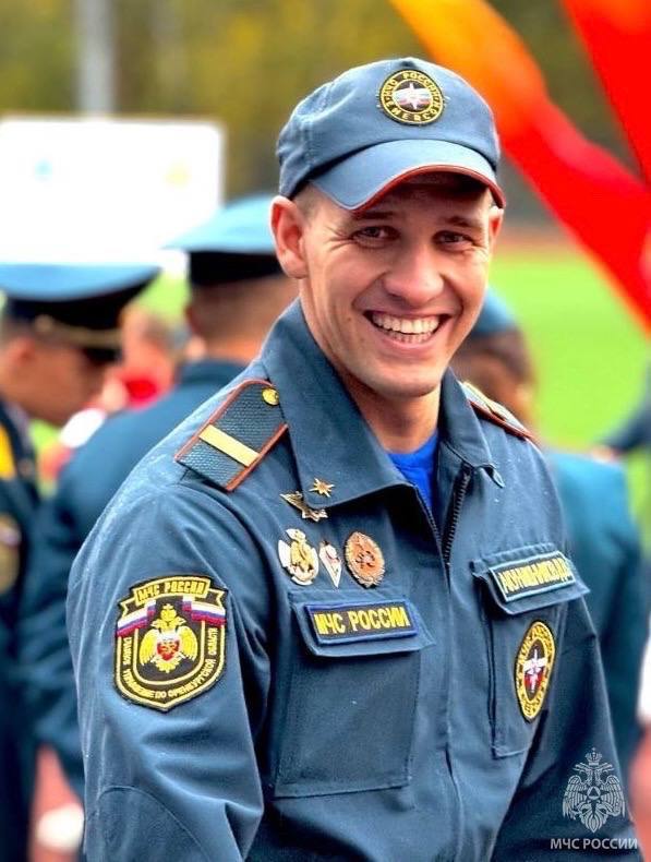 Забор не помеха на пути к спасению Ночью в городе Бузулуке Оренбургской области из-за короткого замыкания загорелась пристройка частного дома. Огонь быстро распространился на кровли двух жилых домов. Старший пожарный ПСЧ № 23 Дмитрий Акунишников в это время проезжал мимо, заметил задымление и сразу направился к месту пожара. «Там меня встретили ребята: Дмитрий Симаков, Константин Давыдов и Вадим Макеев - они проходили мимо. Вместе решили спасать людей. Чтобы попасть внутрь, нам пришлось перепрыгивать через забор, так как ворота были закрыты», - рассказал Дмитрий Акунишников. Парни разбудили погорельцев и поспешили на помощь в соседний дом. Там проживала пожилая женщина, которая не смогла самостоятельно выйти на улицу. Ребята вынесли ее на руках. Отважным удалось спасти и припаркованный рядом автомобиль. Благодаря смелости и грамотным действиям молодых людей никто не пострадал. Огонь на 20 квадратах ликвидировали 11 огнеборцев и 3 единицы техники МЧС России.