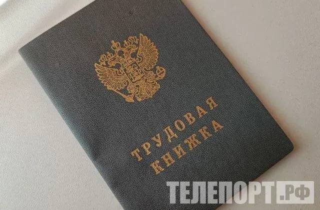 Бесплатное обучение по актуальным профессиям прошли более 1000 амурчан Федеральные операторы представили 70 образовательных программ В прошлом году 1172 жителя Амурской области бесплатно получили новые профессии в рамках национального проекта Кадры Пройти обучение смогли амурчане предпенсионного возраста женщины находящиеся в отпуске по уходу за ребенком до трех лет а также безработные мамы с детьми дошкольниками Бесплатное образование стало хорошим подспорьем для инвалидов людей которые ищут работу а также безработных зарегистрированных в центрах занятости населения региона Кроме того получить профессию могли ветераны боевых действий принимавшие участие в СВО а также члены семей погибших участников специальной военной операции и отдельные категории молодых людей Нацпроект позволил подготовить для амурских предприятий маляров сварщиков машинистов бульдозера а также операторов беспилотных авиационных систем БАС специалистов по работе с системами искусственного интеллекта инженеров тестировщиков и других специалистов Всего было представлено 70 образовательных программ дистанционного обучения которые организованы федеральными операторами в числе которых Национальный исследовательский Томский государственный университет РАНХиГС Институт развития профессионального образования и ВНИИ труда Минтруда России По итогам обучения найти работу удалось большинству специалистов 83 процентам а это значит что применить полученные навыки смогли 969 амурчан освоивших новые профессии рассказали в правительстве Амурской области Следите за новостями Благовещенского округа здесь и в MAX