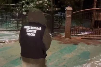 Блогерше из Петербурга дали год принудительных работ за секс на могиле матери В июне 2025 года пьяная девушка с бойфрендом сняли интимное видео на кладбище осквернив могилы матери тети и бабушки и выложили его в сеть Уголовное дело возбудили лишь в январе 2026 го а уже в апреле суд вынес приговор Оба подсудимых признали вину и получили по году принудительных работ с удержанием 10 зарплаты Пара намеренно создавала треш контент для хайпа но на этот раз эпатаж обернулся реальным сроком gsuskrf spb Читай нас в MAКС Читай нас в Telegram