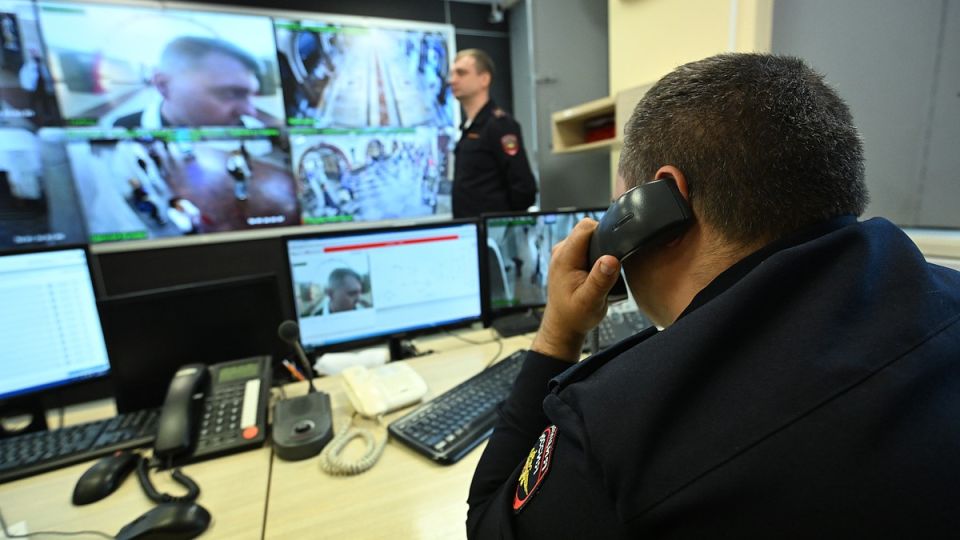 Разозлился на жильца и устроил погром подросток разбил домофоны в двух многоэтажках Севастопольский подросток разозлившись на жителя дома устроил погром разбив домофоны в двух соседних домах Об этом информирует пресс служба местного МВД 15 летний парень ранее уже привлекавший внимание правоохранителей и его друг проникали в подъезды для раскладки рекламы После спора с одним из собственников квартир подросток в отместку воспользовался аварийным молотком чтобы вывести из строя домофоны В рамках проверки изъяты записи с камер наблюдения проводится оценка причиненного ущерба По факту произошедшего решается вопрос о возбуждении уголовного дела по статье 167 УК РФ Умышленные уничтожение или повреждение имущества Подробнее