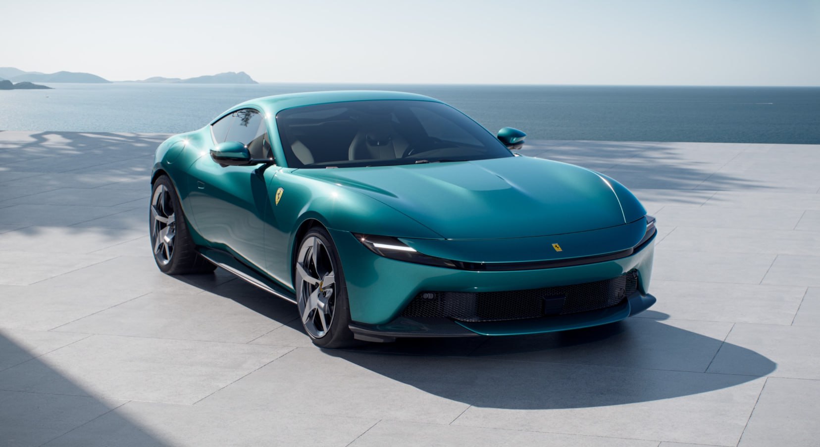 Ferrari представила «бюджетный спорткар» Amalfi — на сегодня это самая доступная модель в линейке компании.   У авто турбированный V8 на 640 л.с., макс. скорость 320 км/ч и разгон до «сотни» за 3.3 сек, а в салоне мощнейшная аудиосистема Burmester на 1200 Вт.  Стоит от 22.2 млн рублей  €240 000 .
