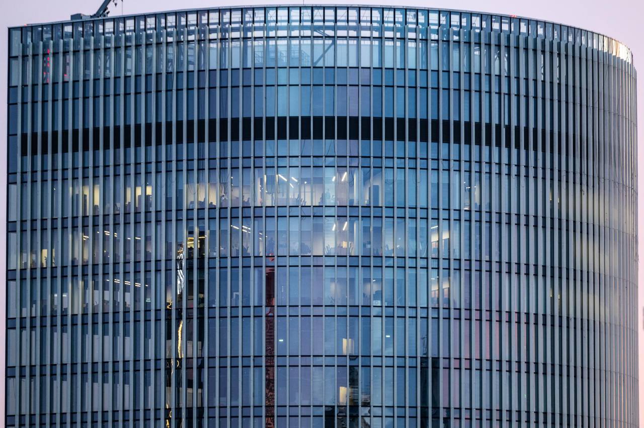 Нефтегазовая компания арендовала последние площади в БЦ рядом с Лахта Центром Речь идёт об офисных помещениях площадью 1 2 тыс м2 в бизнес центре Space на Приморском проспекте 70 Брокер сделки Maris не раскрывает арендатора Участники рынка уверены что речь идёт о структуре Газпрома поскольку Space находится поблизости от Лахта Центра где размещается штаб квартира компании Клиент выбрал один из лучших офисных проектов в Петербурге с прекрасными видовыми характеристиками и современной инженерной начинкой комментирует партнер и директор департамента офисной недвижимости компании Maris Елена Кашунцова Михаил Тихонов ДП Подписаться на DP RU