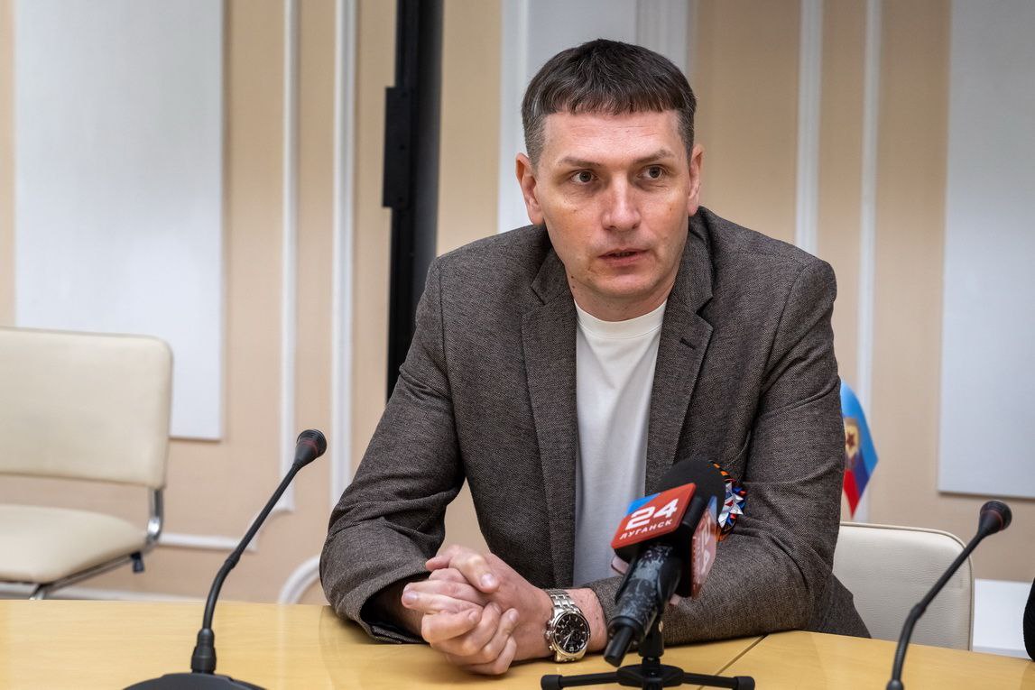 Власти республики открыты к прямому диалогу со СМИ с целью оперативного информирования жителей ЛНР о важных и актуальных событиях в регионе. Об этом на круглом столе с руководством ведущих масс-медиа заявил руководитель Администрации Главы ЛНР Алексей Самойлов. – В республике на сегодняшний день ведется достаточно большая работа в самых различных сферах. И мы должны информировать о наших планах, о наших приоритетных задачах жителей. Люди должны знать, чем живет наш регион, – подчеркнул он. Алексей Самойлов проинформировал, что встречи в таком формате будут проходить на регулярной основе. Представители масс-медиа, в свою очередь, подтвердили, что эффективность совместных действий будет намного выше в условиях конструктивного диалога с властью. Они также смогли задать руководителю Администрации Главы республики интересующие их вопросы и внести предложения в общую работу. – Думаю, наш диалог сегодня состоялся. И в дальнейшем будем совместно решать задачи, которые помогут нам доносить до населения достоверную и наиболее полную информацию о событиях в ЛНР, – отметил Алексей Самойлов. Фото: Юрий Стрельцов.
