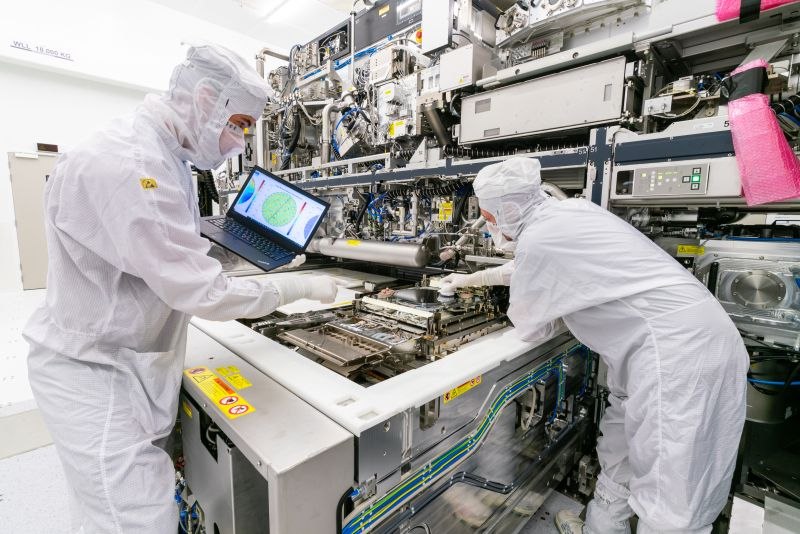 ASML становится крупным инвестором Mistral AI Нидерландская компания ASML ведущий поставщик литографических сканеров намеревается инвестировать в французский стартап Mistral AI в рамках раунда C стоимость которого составит 1 7 млрд евро Из этой суммы ASML выделит 1 3 млрд евро что даст ей место в совете директоров Mistral AI На данный момент капитализация Mistral AI уже достигла 10 млрд евро и стартап рассматривается как важный игрок на рынке ИИ в Европе поддерживаемый такими компаниями как Nvidia Ожидается что эта сделка поможет уменьшить зависимость европейских компаний от американских и китайских языковых моделей и ускорит разработку новых литографических технологий Полный текст на Reuters Unlim AI