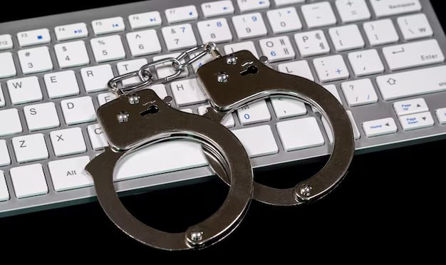 Операторы связи начнут сообщать о киберпреступлениях Правительство утвердило новый план борьбы с киберпреступностью ответственность ужесточат а сроки давности по преступлениям повысят Операторов связи и провайдеров обязуют доносить на абонентов они будут вынуждены сообщать о любой подозрительной активности пользователей в интернете силовикам Для подростков появится депозитарий материалов который позволит формировать безопасное поведение в интернете а в популярных приложениях появятся модули предупреждающие пользователей о нарушении закона Поправки должны быть внесены к 2028 году Поддерживаем Подпишитесь на Абзац Добавьте Абзац в ленту Дзена