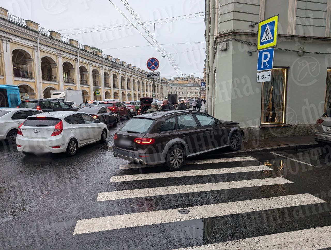 Audi влетела в угол кафе «Метрополь» на Садовой улице. Рядом стоит красный Chery со знаком аварийной остановки.  Свидетелем ДТП у «Гостиного двора» стал корреспондент «Фонтанки». От удара об стену у Audi смяло капот, у «китайца» тоже не все в порядке с передней частью кузова. Судя по картам, пробки на месте происшествия нет.  Возле разбитого «немца» прозвучало опасение «не пострадали ли дети?», но о возможных жертвах аварии пока неизвестно.    «Фонтанка.ру»