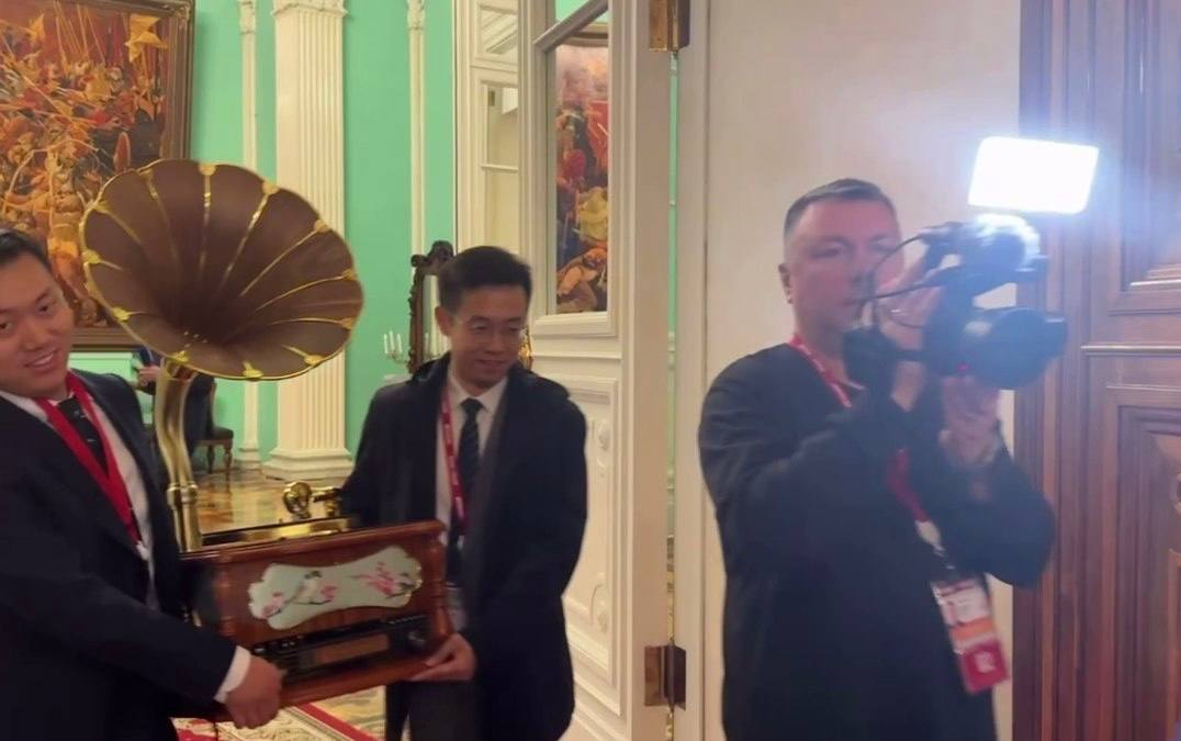 Сопровождающая Си Цзиньпина делегация принесла в Кремль граммофон, консольный столик, богато украшенный резьбой в китайском стиле, и другие сувениры.