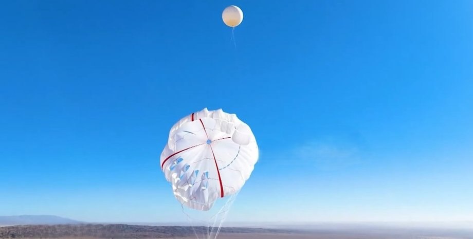 В Китае испытали самый большой в мире энергетический воздушный змей и это звучит как фантастика но уже работает на реальной технологии Главная особенность такой системы в том что ей не нужны массивные башни и тонны металла Наоборот она занимает до 95 меньше земли требует значительно меньше материалов и по предварительным оценкам может быть примерно на 30 дешевле традиционной ветроэнергетики Змей соединён тросом с генератором на земле поток ветра тянет конструкцию механизм запускается и вырабатывает электричество Принцип простой а возможности впечатляющие Испытания признаны успешными и разработчики уже готовят переход к многозмейным системам и промышленному применению Если проект продолжит развиваться так же уверенно высоковетровая энергетика может получить совершенно новое направление