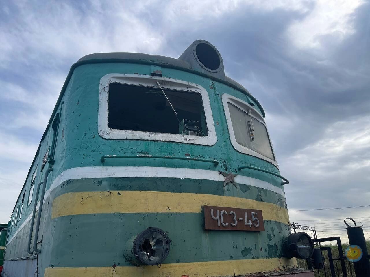 Тяжело приходится нижегородскому музею «Паровозы России». По словам одного из его сотрудников, подростки регулярно приходят туда и портят подвижной состав. В конце апреля в итоге даже обратились в полицию: неизвестные разбили в музее стекла в кабинах, фары и буферные фонари. Источник NewsNN в правоохранительных органах рассказал, что на территории нет видеонаблюдения и сигнализации, но она охраняется частным предприятием. Сейчас вандалов ищут. Фото: Солнечная Сортировка
