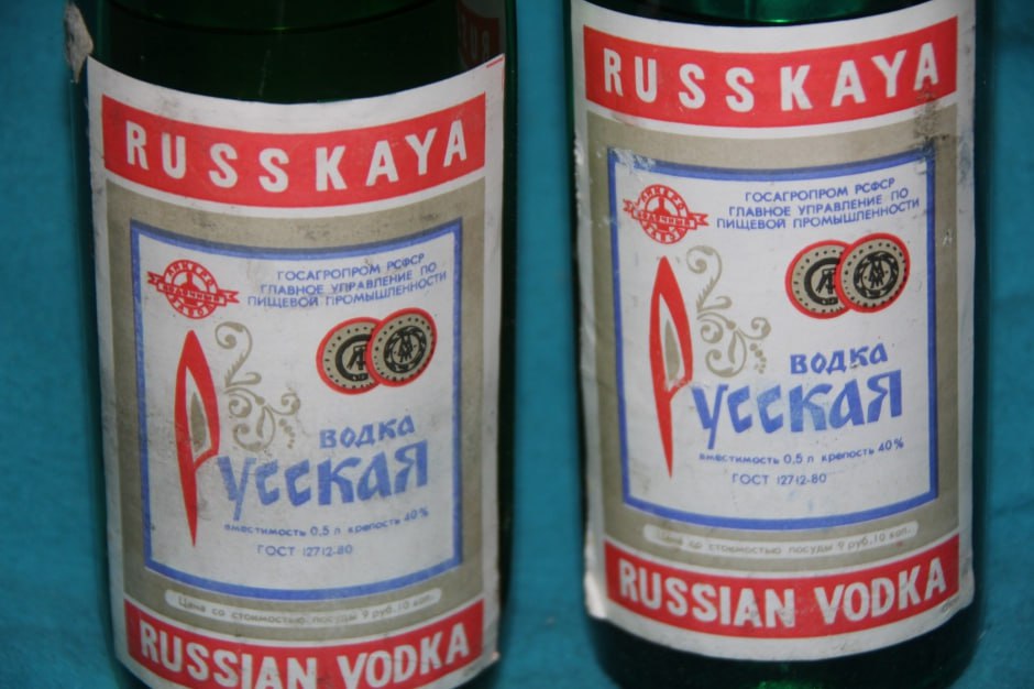 Водка из России возглавляет мировой рейтинг крепкого алкоголя. Оказывается, что российский напиток занимает особое место в индустрии алкогольных напитков и остается одним из самых популярных напитков в мире. Российские бренды водки продолжают удерживать лидирующие позиции и показывают высочайший темп роста продаж на мировом рынке, свидетельствуют данные ежегодного отчета Millionaires’ Club 2025 от Drinks International. По итогам 2024 года флагманами стали: водка «Хаски» от «Алкогольной сибирской группы» АСГ - +56,3%, на втором месте — водка «Царская» от Ladoga Group - плюс 43,5%. Замыкает тройку лидеров «Сталковская Альфа» от «Башспирта», с результатом +37,5%.