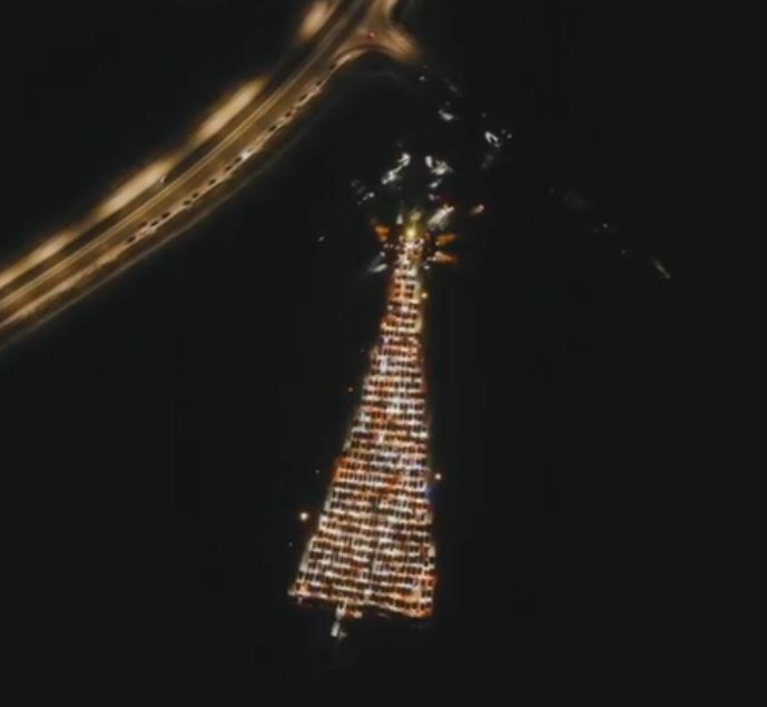 Красноярцев зовут поучаствовать в создании самой большой автоёлки года Уже сегодня вечером 20 декабря красноярских автомобилистов собирают в Емельяновском районе за Мясокомбинатом В планах создать самую большую новогоднюю ёлку этого года Всех желающих поучаствовать приглашают приехать на площадку по этим координатам Зажигать символ Нового года планируют в 23 00 пишут в сообществе Автокайф Фото АВТОКАЙФ Автомобильное сообщество Красноярск eniseytv