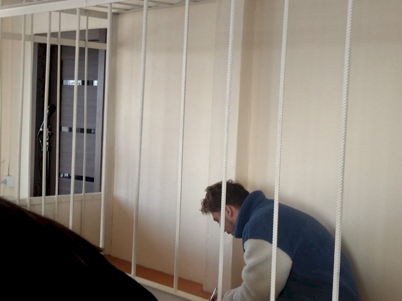 Дело владельца и сотрудников ЛГБТ - бара «Поза» в Оренбурге передано в суд После ночного рейда на 9 марта прошлого года в оренбургском ночном клубе «Поза» Pose от работников и посетителей в полицию поступило 15 заявлений на руководство клуба о противоправной деятельности, направленной на пропаганду ЛГБТ . Тогда были задержаны владелец заведения, арт-директор и администратор по обвинению в пропаганде ЛГБТ -деятельности. По данным СУ СК, один из обвиняемых лично принимал активное участие в проводимых в клубе мероприятиях, на которых среди посетителей присутствовали несовершеннолетние. Общественное движение ЛГБТ признано экстремистским, и его деятельность запрещена на территории России.