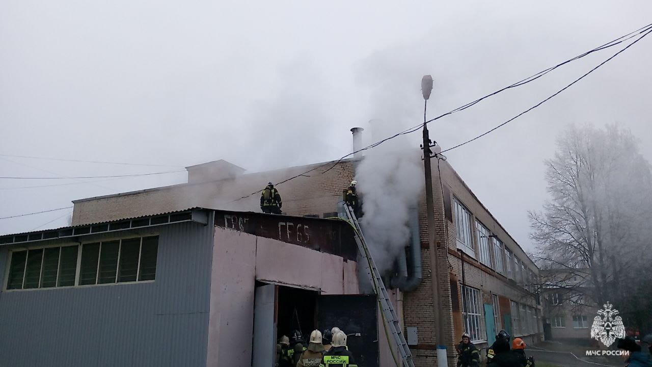 Пожар в колледже на Рязанской улице    Как сообщили в пресс-службе МЧС, в 11:29 поступила информация о возгорании в пристройке к зданию колледжа на Рязанской улице.    Предварительная причина -аварийный режим работы электропроводки.   Было эвакуировано 536 человек, из них 450 дети. Сообщается, что пострадавших нет.