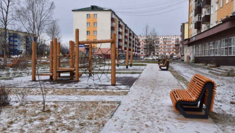 Скульптура тюленей поселилась в новом сквере Поронайска  В микрорайоне Бумажник на улице Победы в Поронайске появился новый сквер с тюленями. Его строительство стало возможным благодаря жителям, поддержавшим эту идею в онлайн-голосовании 2023 года по программе «Формирование комфортной городской среды» нацпроекта «Жилье и городская среда».  Мэр Поронайского района Антон Карпуков отметил, что сквер предназначен для отдыха горожан всех возрастов: для детей оборудована полоса препятствий, для взрослых – зона отдыха со скамейками. Особое украшение – полигональная скульптура тюленей.  На площади около двух тысяч квадратных метров обустроены прогулочные дорожки, зоны отдыха и активного времяпрепровождения, установлено освещение, высажены растения и размещены арт-объекты – фигуры морских животных.  ———    :     Прислать нам новость: