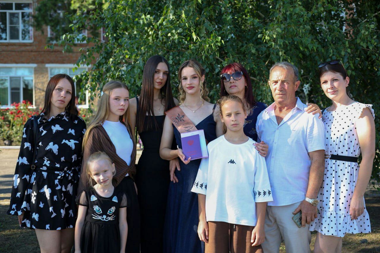 Семья Рудаковых из Славянска-на-Кубани Валерий и Светлана Рудаковы воспитали шестерых детей — троих родных и троих приёмных. Каждый из них нашёл своё дело и внёс вклад в укрепление семьи и развитие района, страны. Старший сын Сергей — участник специальной военной операции, самоотверженный патриот, герой, отмеченный высокими наградами, среди которых медаль «Участник СВО», Золотая звезда с присвоением звания "Народный герой Дагестана". «Для нас главное — держаться вместе, поддерживать друг друга в любой ситуации», — говорят Валерий и Светлана. #ЛюбовьНасОбъединяетСнК