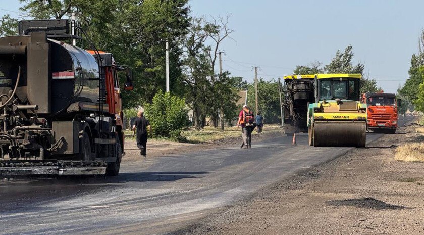 Участок дороги в Приазовском районе будет отремонтирован впервые за 30 лет В селе Богдановка Приазовского округа завершается капитальный ремонт автомобильной дороги, который не проводился три десятилетия. Об этом сообщили в Министерстве транспорта и развития транспортной инфраструктуры Запорожской области. Работы на участке протяженностью 20 км проводились по инициативе регионального Минтранса. Местные жители выразили благодарность за восстановление дорожного покрытия, которое позволит возобновить автобусное сообщение, прерванное 20 лет назад. В ближайшем будущем планируется продолжить ремонт дорожной сети, соединяющей Богдановку с соседними населенными пунктами. Глава округа подтвердил, что организация регулярного транспортного сообщения станет возможной после завершения всех дорожных работ. Фото: Минтранс Запорожской области , VK и ОК и читайте новости на нашем сайте