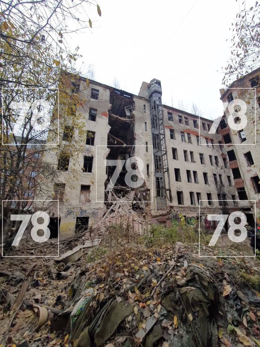 Обрушение здания произошло в Адмиралтейском районе В доме 39 на улице Розенштейна обрушились стена и перекрытия с первого по шестой этаж По предварительным данным никто не пострадал но здание остаётся в опасном состоянии Предварительно внутри дома были оборудованы комнаты для постоянного проживания На месте работают сотрудники экстренных служб они предположили что в здании могли находиться бездомные GradSPb Места СПб TodaySPb Новости СПб
