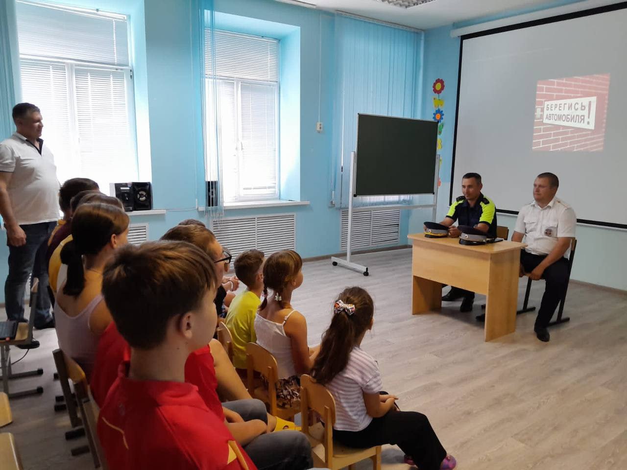 Сотрудники Госавтоинспекции провели мероприятие «Берегись автомобиля!» для воспитанников Камышинского соцреабилитационного центра 29 июля в рамках профилактической работы с молодым поколением сотрудники Госавтоинспекции МО МВД России «Камышинский» организовали познавательное и интерактивное мероприятие под названием «Берегись автомобиля!», в Государственном казенном специализированном учреждении социального обслуживания "Камышинский социально-реабилитационный центр для несовершеннолетних". Целью данного мероприятия стало формирование у детей осознанного отношения к правилам дорожного движения, развитию навыков безопасного поведения на дороге и профилактике дорожно-транспортных происшествий. Мероприятие прошло в дружелюбной и доверительной атмосфере. В ходе встречи инспекторы рассказали ребятам о важности соблюдения правил дорожного движения, о возможных опасностях на дороге и о том, как правильно вести себя в различных ситуациях. Особое внимание было уделено вопросам пешеходной безопасности, правилам перехода через улицу, а также поведению при встрече с транспортом. Для более наглядного восприятия информации сотрудники Госавтоинспекции подготовили демонстрационные материалы. #ПродвижениеБезопасности