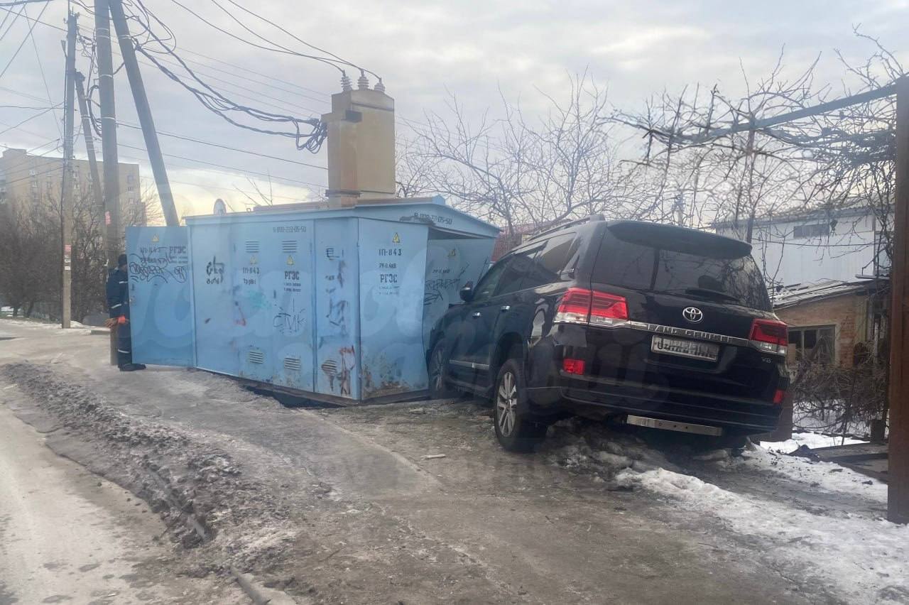 Нетрезвое вождение без права управления причина ДТП в Ростове на Дону 02 февраля 2026 года в 02 часа 00 минут в городе Ростове на Дону по предварительным данным водитель 2005 года рождения не имеющий права управления транспортными средствами не справился с управлением в результате чего допустил наезд на препятствие трансформаторную подстанцию В результате дорожно транспортного происшествия транспортное средство получило механические повреждения   Сотрудниками ОБ ДПС УМВД России по г Ростову на Дону на месте происшествия проведено освидетельствование водителя на состояние опьянения по результатам которого установлено состояние опьянения В отношении нарушителя составлен административный материал по ч 3 ст 12 8 КРФ об АП Автомобиль перемещён на специализированную стоянку   Госавтоинспекция напоминает управление транспортным средством без права управления а также в состоянии опьянения создаёт угрозу жизни и здоровью всех участников дорожного движения Соблюдайте Правила дорожного движения ПОДПИСАТЬСЯ ПОДПИСАТЬСЯ