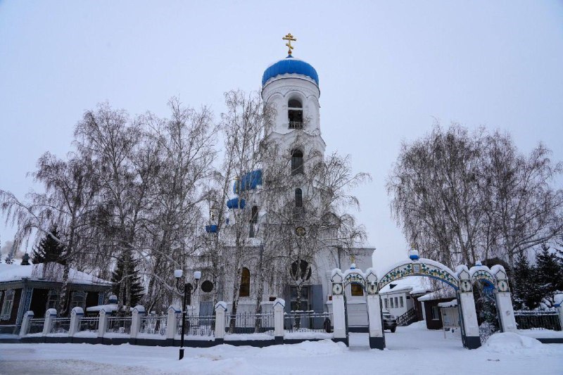 Успенский собор Бийска история длиной в век Уже более века на улице Советской до 1925 г Успенской возвышается величественный девятиглавый Успенский собор с синими куполами Возведенный из кирпича в русско византийском стиле с высокой трехъярусной колокольней и крупной центральной ротондой оштукатуренный и окрашенный в белый цвет храм отличается особой строгостью и торжественностью История храма богата и колоритна Его появлению предшествовали два других храма Бийской крепости с одноименными названиями В 1922 году собор оказался в ведении обновленцев и стал кафедральным храмом здесь проходили епархиальные съезды 1926 и 1927 годов Однако уже в 1932 году святыня была закрыта и превращена в зернохранилище а многие священнослужители подверглись тяжёлым сталинским репрессиям оказавшись в тюрьмах и лагерях Возрождение храма началось в 1947 году когда в стране изменилась государственная политика в отношении религии и собор был вновь открыт для верующих С тех пор он неизменно остаётся духовным центром Бийска К 280 летию города в 1989 году на 33 метровую колокольню подняли пять новых колоколов отлитых в Воронеже В 2010 2011 годах храм украсили девять новых крестов из нержавеющей стали с покрытием нитридом титана два самых больших высотой около четырёх метров увенчали центральный купол и колокольню Сегодня собор ежегодно собирает тысячи прихожан и гостей города Пресс центр Администрации г Бийска по информации Бийского краеведческого музея имени В В Бианки