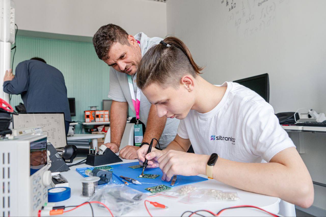 В Приамурье для студентов IT сферы введены специальные стипендии Губернатор Амурской области Василий Орлов анонсировал новые выплаты для студентов амурских колледжей и вузов Размер каждой 30 тысяч рублей единовременно Всего спецстипендий 15 10 для вузов 5 для колледжей Кто может получить   Студенты которые активно участвуют и побеждают в профессиональных конкурсах региональных всероссийских или международных Эти выплаты дополнят систему поддержки которая уже работает в регионе ampravda